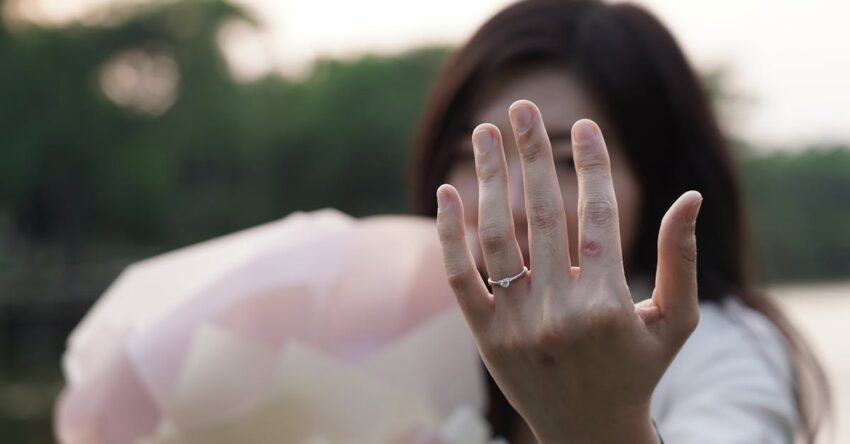 Eljegyzési gyűrű választása White and Black Budapest ékszerüzletben